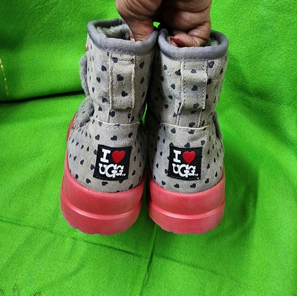 🌷UGG Short Women's Gray/Red Heart Boots Size 8 - Picture 7 of 15